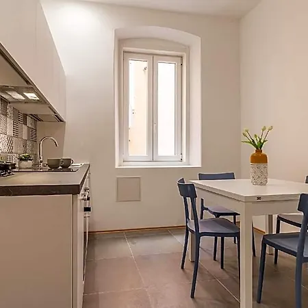Hotel Elegante Vicino Stazione - Grey 3*