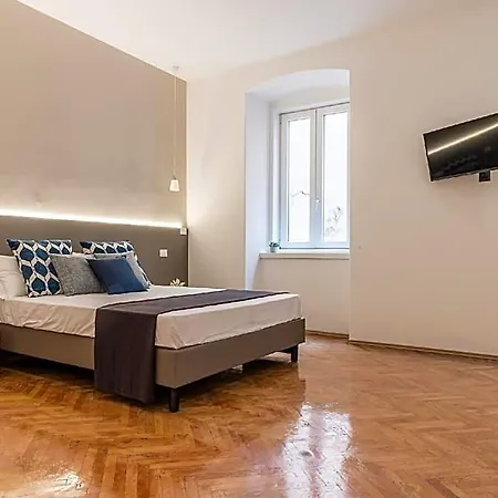 Hotel Elegante Vicino Stazione - Grey 3*