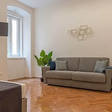 Hotel Elegante Vicino Stazione - Grey